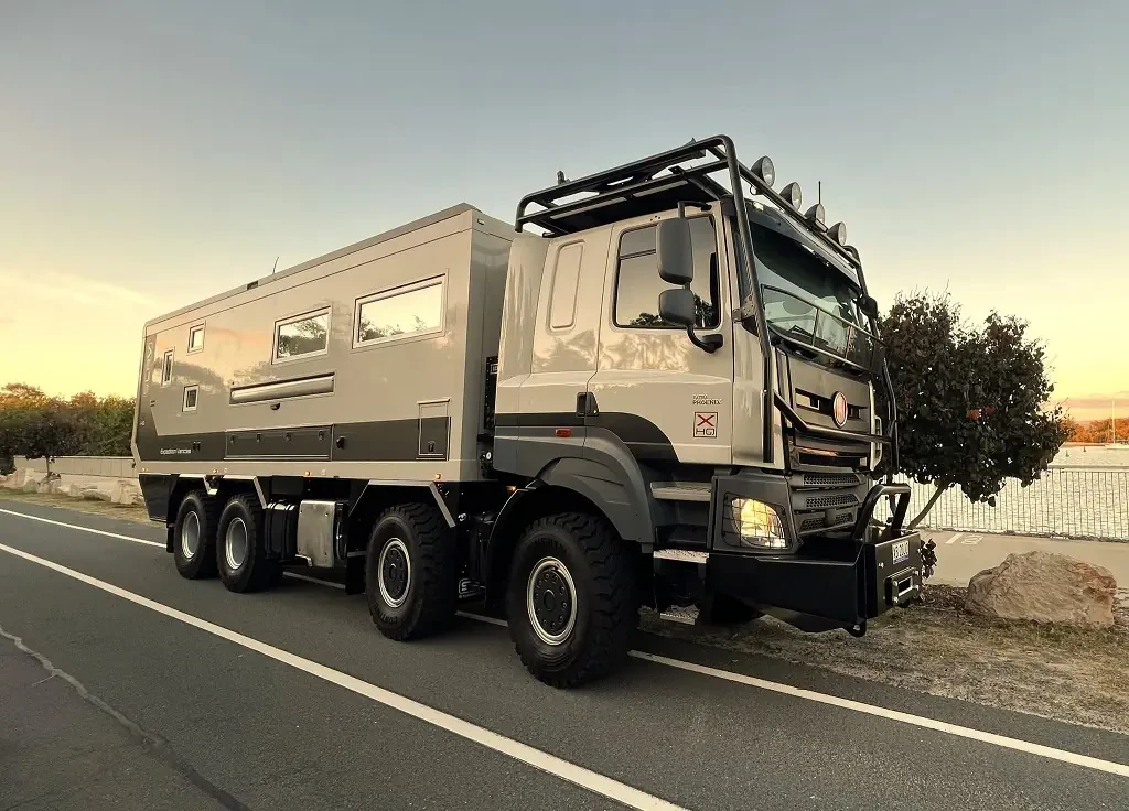 Показано розкішний експедиційний автомобіль Tatra
